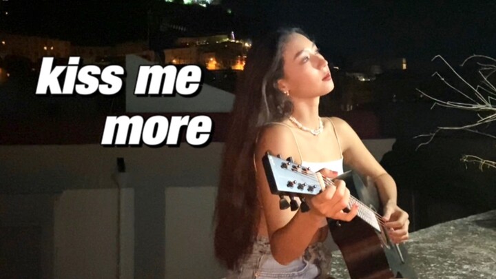 เล่นและร้องเพลง Kiss me more on the terrace