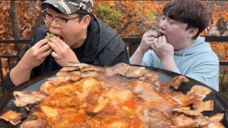 펜션가서 솥뚜껑삽겹살에 김치 가득! 레전드 조합 먹방 Korean BBQ Pork Belly & Kimchi MUKBANG