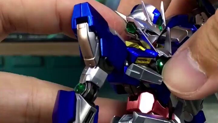 Mô hình gundam trông rất đẹp cho dù bạn nhìn nó như thế nào thực sự là anh ấy? !