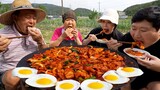 온 가족이 함께 먹는 맛있는 제육볶음에 싱싱한 계란후라이까지~ (Stir-fried pork) 요리&먹방!! - Mukbang eating show