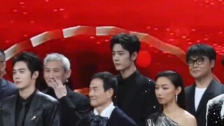 人群中特别优越，相貌端正仪表堂堂！肖战！