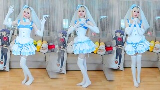 [Tarian] Gadis Rusia menari dengan kostum cosplay