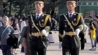 天安门三军仪仗队两个人也要走出一支队伍的气势。