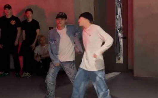 ชมการแสดงของ Bada Dancing Rover อย่างเงียบๆ (วิดีโอมุมต่างๆ ของมือกรรไกร kkk)