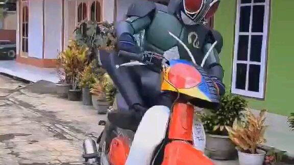 kawawa nmn si mask rider naubusan pa ng gasolina ang battle hopper nya hahaha