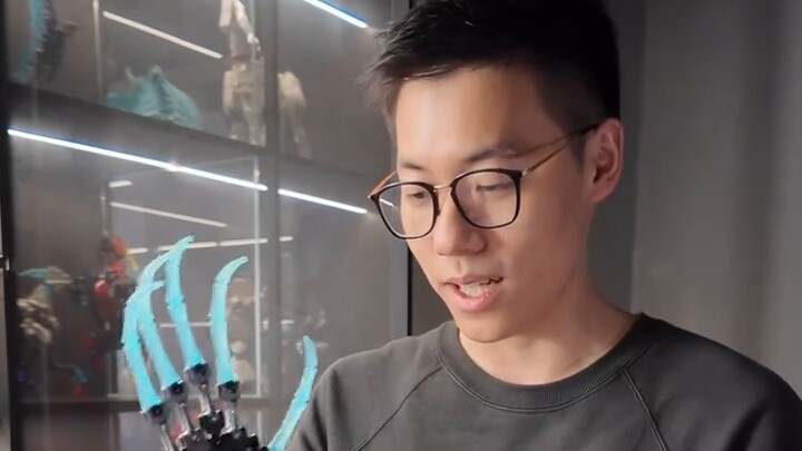 Karya yang sangat eksplisit dibuat dengan Lego - patung tulang tangan 1:1