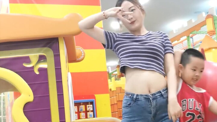 Layar vertikal 4K｜Membawa anak-anak ke taman bermain untuk menari mengikuti lagu "Thumping Heartbeat