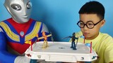 Real-life Ultraman and Ozawa play with puppets and bamboo toys, which can be played against each oth