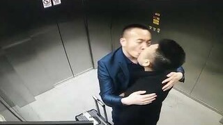 Chinese gay kissed each other in elevator