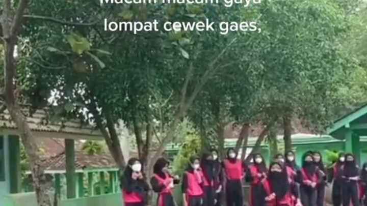 macam macam gaya lompat cewek 🤣