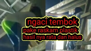 Ngaci tembok mengunakan raskam plastik