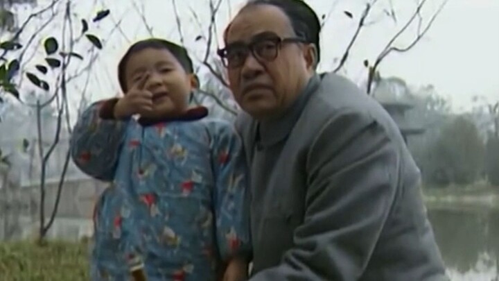 "Grandpa, look! Chairman Mao is here!"