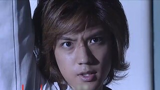 Kamen Rider 555: The transition between beating and being beaten is ridiculously fast