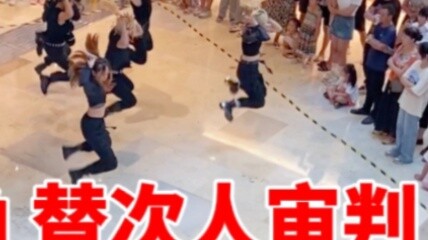 Tôi chưa bao giờ thấy điều này trước đây! Tôi đi ngang qua một trung tâm mua sắm và thấy ai đó đang 
