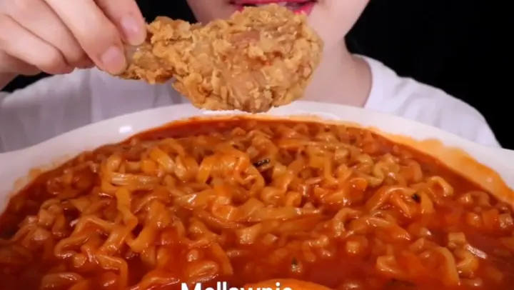 ♤Mellawnie♤ ♤ Turkey Noodles & Fried Chicken 🍗