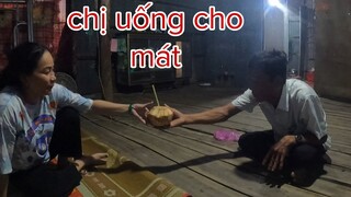 Cười Sặc Cơm Khi Tư Cà Khịa Lừa Chị Dâu Uống Dừa