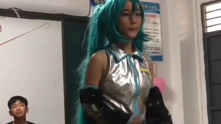 初音未来cos跳舞