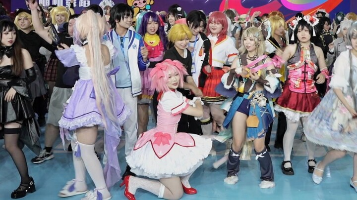 When the song "Jia Ming Yue" was played at the comic convention, the scene was so hot!
