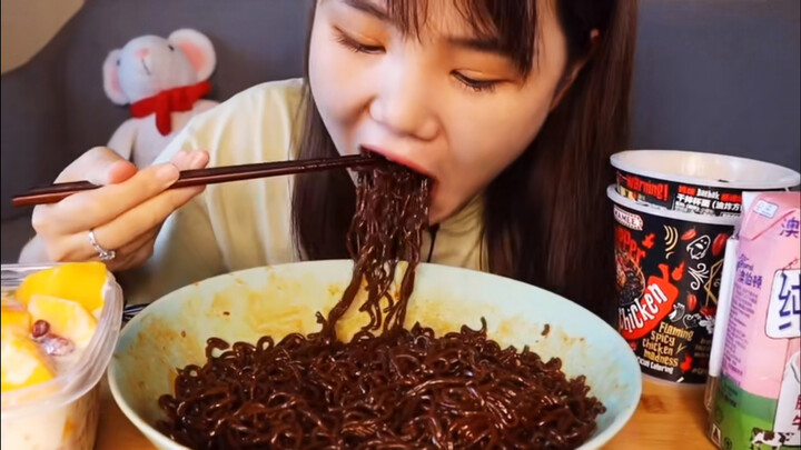 [Makanan]Tantangan untuk makan dua mie instan cabai setan