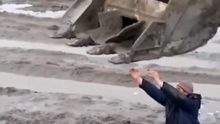 Máy xúc đã đào nó lên.