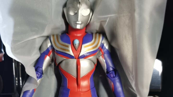 Mungkin video unboxing Ultraman Tiga ukiran tulang asli terpendek sejauh ini