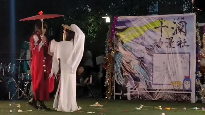 《关于在学校cos花怜走秀被喊百年好合这件事》