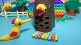 Animasi mainan: Burung memakan junk food