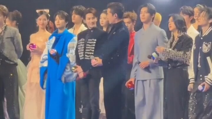 Teacher Tan was pushed to the center position. Haha, she is so cute. She even wanted to stand at the