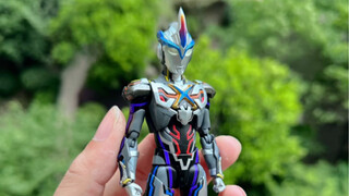 Ultraman X yang dimodifikasi sendiri melampaui tampilan bentuk