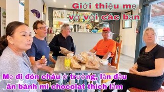 Giới thiệu mẹ với các bạn/mẹ ăn bánh mì chocolatine thích lắm/đi đón hai cháu ở trường/cuộc sốngpháp