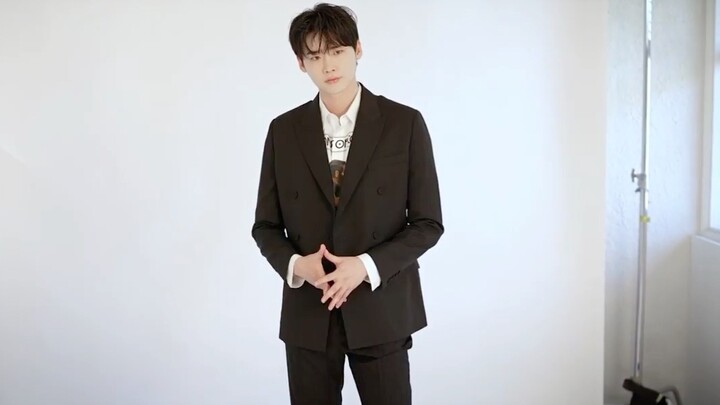 Lee Jong Suk is back!