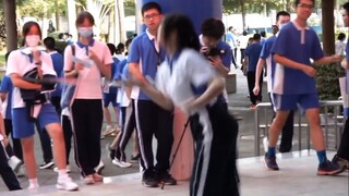 Lengan air dan bunga pedang milik siswa SMA ini tidak lebih baik dari beberapa boneka kuno! ? Penyel