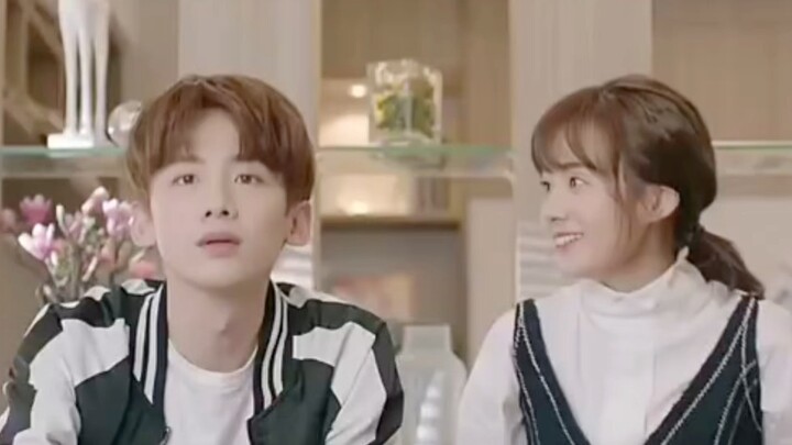 Lucu sekali melihat mereka berdua bersama. Bai Jingting benar-benar bertingkah seperti dirinya sendi
