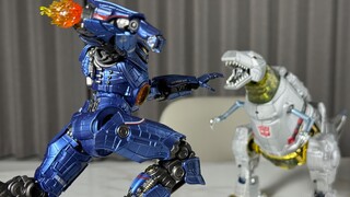 Pengembara Berbahaya menghajar Grimlock