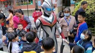 [Ultraman Tiga] Bagaimana kalau memakai Tiga jahat untuk menjemput saudaraku sepulang sekolah?