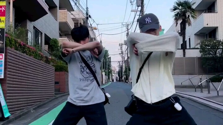 NCT Do Jaejung's backup dancers Sangheon and Seungmin's perfume challenge