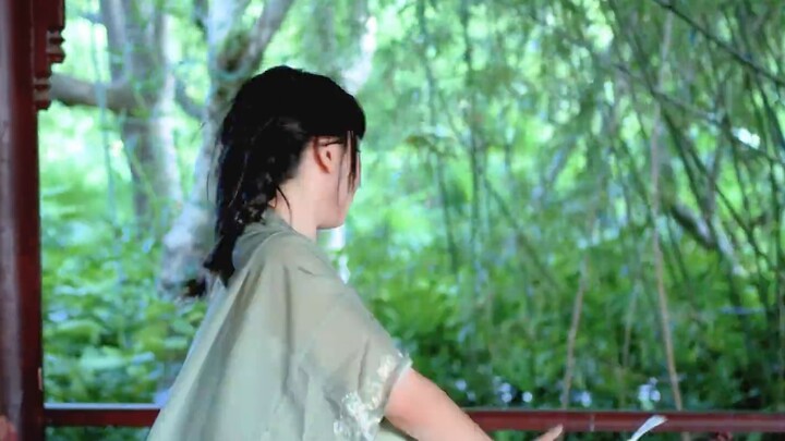 She sang about meeting an old friend in a foreign land, and every word was filled with longing...