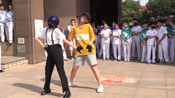 Tuyển cosplayer mới trong câu lạc bộ hoạt hình ở trường cấp hai, Yeqing nhảy như một kẻ chuyên gây r
