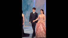 Lin Yi and Liu Yifei were laughing while walking on the red carpet hahaha 😆 Lin Yi's uncontrollable 