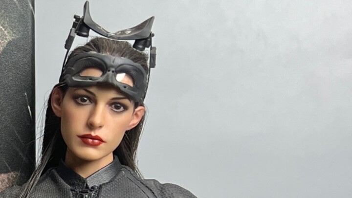 Hottoys Catwoman Review (because it is a replica)