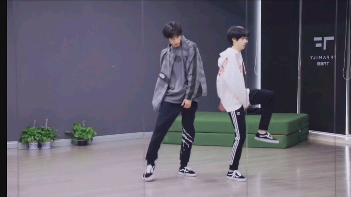 นี่คือการแสดงเต้นรำของน้องชายวัย 14 ปีจริงเหรอ? ทั้งสองคนเข้ากันได้ดีมาก [คนก่อปัญหา]
