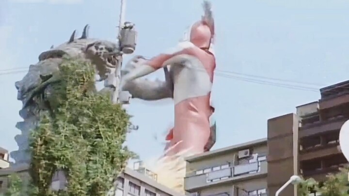 [Kamen Rider VS Ultraman] Which one is more powerful, the Knight Kick or the Ultra Ray?