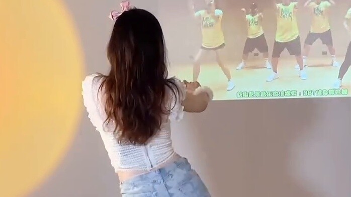 ท่าเต้นแบบไดนามิกของเด็กนักเรียนหญิงในฤดูร้อน ~ เขย่าเอวเล็ก ๆ 🔥 ลดไขมันรอบเอวและหน้าท้อง ซุมบ้า เกิ