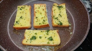 MAKE THIS EASY SPREAD AT HOME // HOW TO MAKE GARLIC BREAD AT HOME // GARLIC TOAST BREAD IN PAN