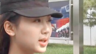 หยางจื่อบอกว่าเธอไม่คุ้นเคยกับหลี่เซียนในวิทยาลัย ลองสังเกตสีหน้าเศร้าๆ ของหลี่เซียนสิ เธอคือแสงสว่า