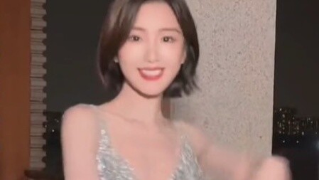 Mao Xiaotong memutar tubuhnya sedikit dalam tarian cha-cha tengah malam!