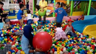 Main Perosotan di Tempat Mandi Bola | Wahana Bermain Anak | World Of Wonders