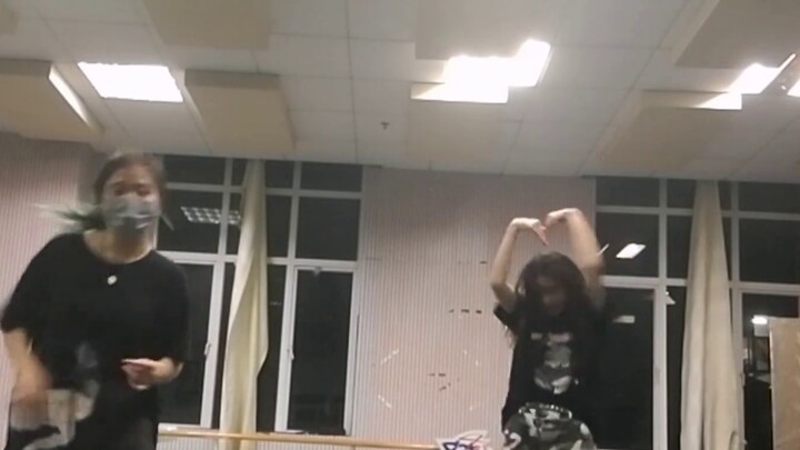 ไดโอนีซัสเต้นรำกับเทพเจ้าแห่งไวน์ทั้งสอง โปรดตื่นขึ้นมา