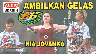 NIA JOVANKA AMBILKAN GELAS