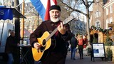 Bậc thầy guitar Nga biểu diễn "Croatian Rhapsody" trên đường phố